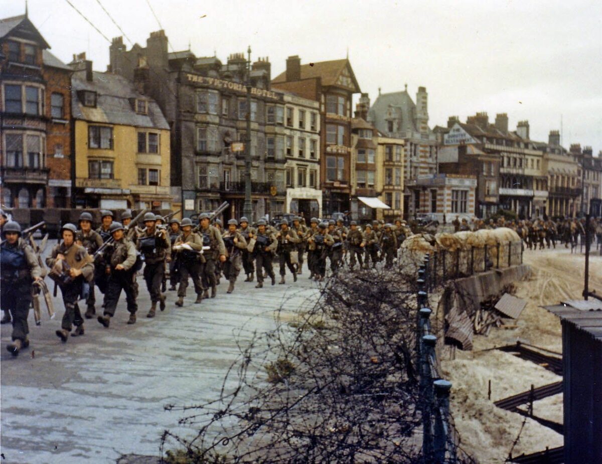 Przygotowania. Żołnierze amerykańscy maszerują w kierunku doków w Weymouth, gdzie wejdą na barki desantowe (czerwiec 1944). 