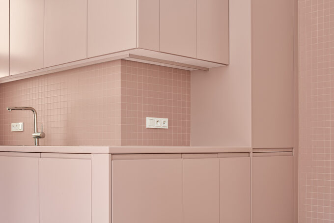 Małe mieszkanie w kolorze różowym, projekt NEUHÄUSL HUNAL