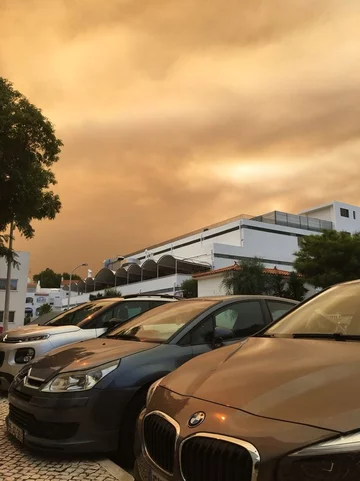 Brunatne niebo nad miastem Albufeira na południu Portugalii 