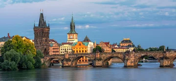 Chcąc udać się na spacer tym mostem musimy jechać do: