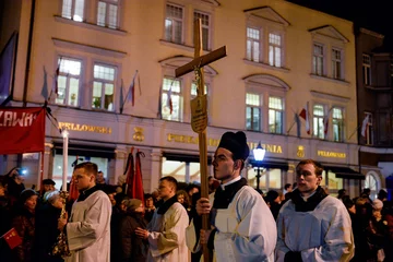Kondukt żałobny z trumną Pawła Adamowicza na ulicach Gdańska 