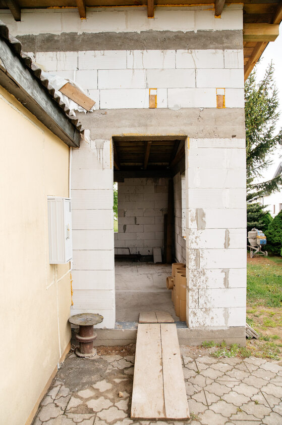 Dom w miejscowości Uniszki Zawadzkie przed remontem ekipy „Nasz nowy dom” 