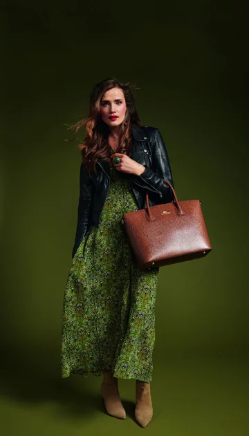 Modelka prezentuje torebkę Wittchen 