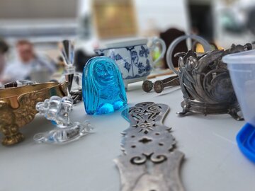 Targ staroci w&nbsp;Falenicy odbywa się w&nbsp;każdą drugą niedzielę miesiąca. Warto się tam wybrać