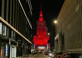 Miniatura: Pałac Kultury i Nauki na czerwono w geście...