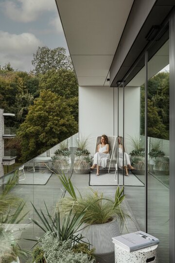 Apartament na warszawskim Mokotowie zaprojektowany przez VIA NOVA – przykład soft architecture, w której technologia KNX, stonowana paleta taupe i konsekwencja materiałowa budują ponadczasowy klimat 