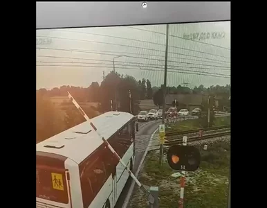 Miniatura: Szkolny autobus utknął na przejeździe w...