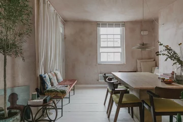 Śródziemnomorski klimat w pochmurnym Londynie, projekt Red Deer downloadfor.press, red deer