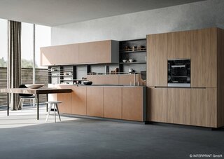 Połączenie wyrazistego usłojenia wierzby (Willow Tree) z delikatnym, metalicznym efektem (Arc Metal) – nowoczesność, która emanuje ciepłem i spokojem