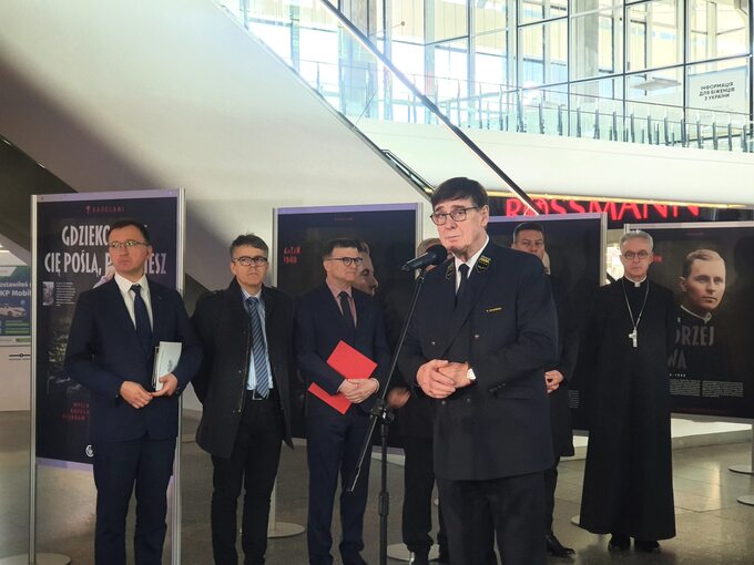Krzysztof Mamiński, prezes PKP S.A., wziął udział w odsłonięciu wystawy poświęconej kapelanom katyńskim