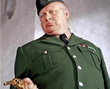 Auric Goldfinger, fot. mat. pras. (Filmweb) - Tytułowy rzezimieszek z filmu &#8222;Goldfinger&#8221; ma w planie namieszać z rezerwami kruszcu w Forcie Knox. Świetnie dobrany odtwórca roli Gert Fröbe.