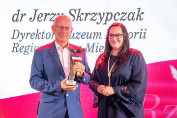 dr Jerzy Skrzypczak (z lewej) oraz&nbsp; wręczająca nagrodę Małgorzata Jarosińska-Jedynak
