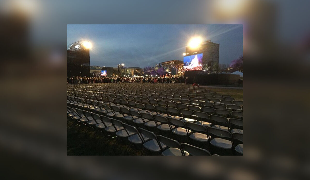 Puste krzesełka podczas świątecznego koncertu za czasów Trumpa 