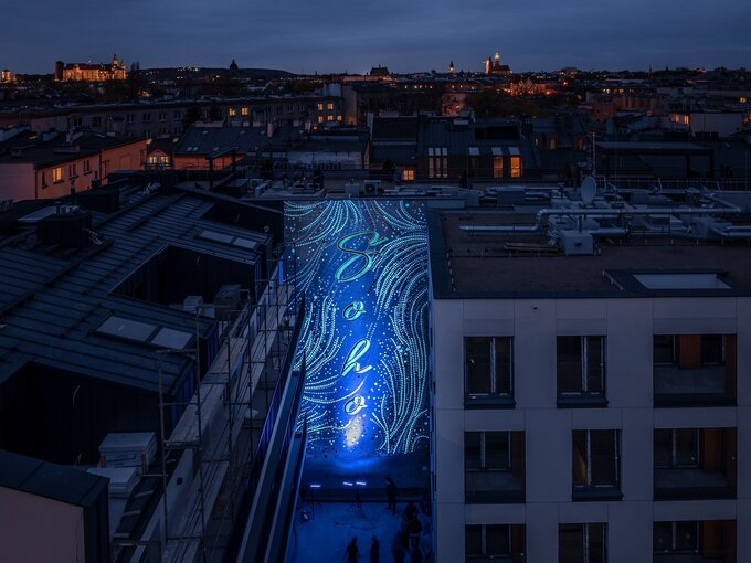 Fluorescencyjny mural autorstwa Anny Sermak