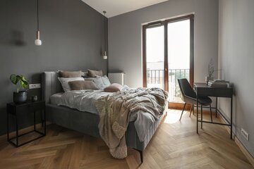 Małe mieszkanie z białą kuchnią i granatowym sufitem, projekt: Decoroom 