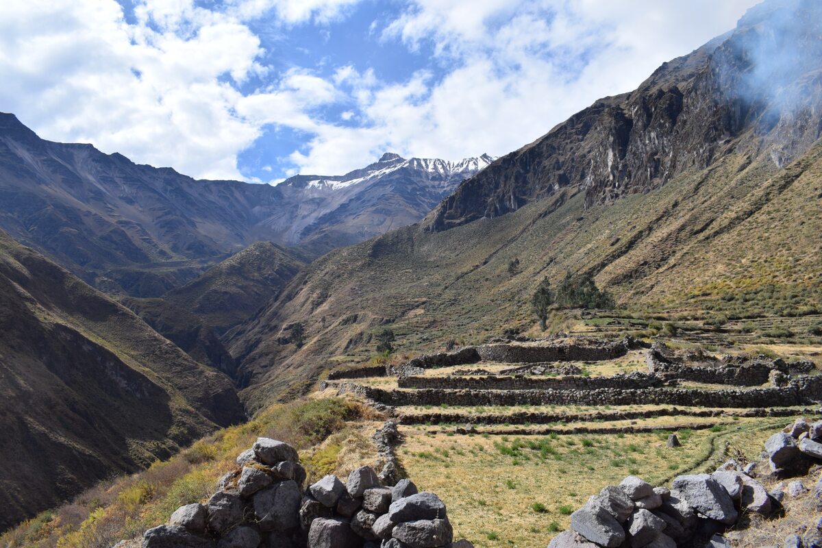 Stanowisko inkaskie Muyu Muyu będące głównym sanktuarium wulkanu Solimana (w tle) 