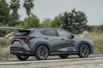 Nowy Lexus NX 450h+ 