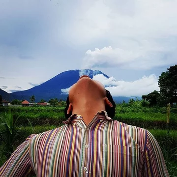 Dymiący wulkan Agung 