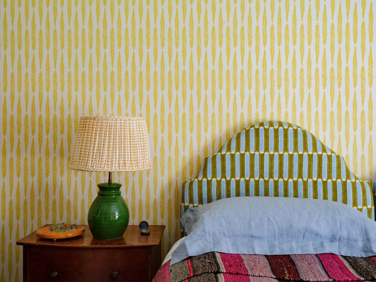 Stylowa sypialnia z tapetą w żółty wzór 