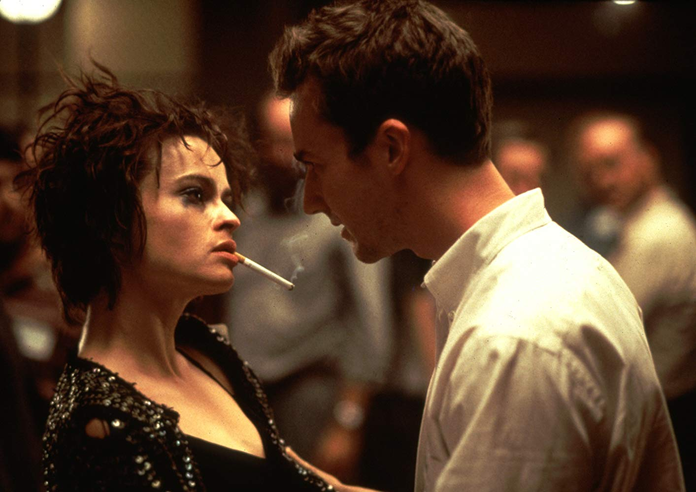 Gdzie poznają się Narrator (Edward Norton) oraz Marla (Helena Bonham Carter) w filmie „Podziemny krąg”?