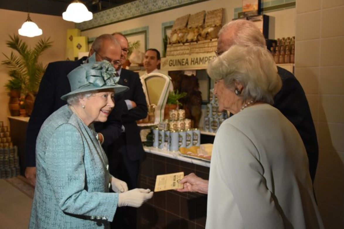 Królowa Elżbieta II w sklepie Sainsbury's 