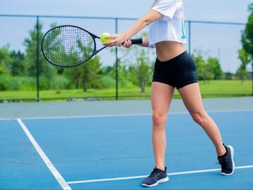 Zdjęcie ilustracyjne, tenisista na korcie