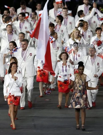 Polaków na stadion wprowadziła Agnieszka Radwańska... (fot. PAP/EPA)