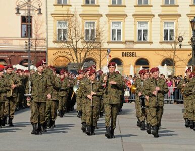 Miniatura: Żołnierze otrzymają nowe mundury polowe......