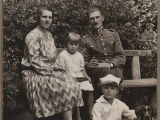 Ostróg 1929 r. Rodzina Zawistowskich. (Ojciec ppłk. Dezyderiusz Jan Jerzy Zawistowski ps. „Zerwicz”, matka Leonarda Zawistowska z d. May, brat Jerzy Zawistowski, Hanna Zawistowska)