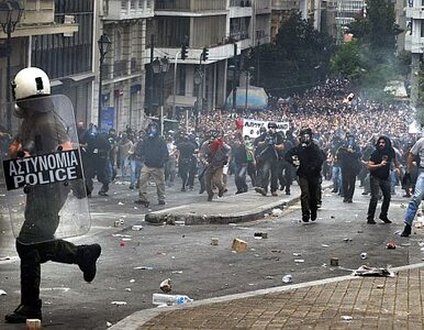 Miniatura: Starcia w Atenach, zabrali policjantowi broń