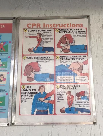 Poradnik resuscytacji zawieszony koło basenu? Ktoś w Tajlandii nie za dobrze radzi sobie z angielskim 