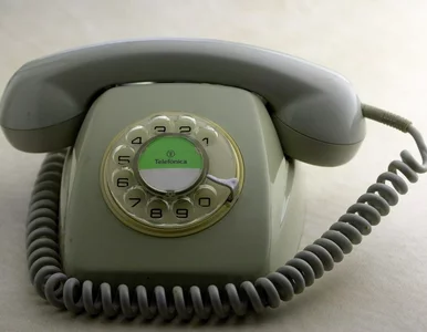 Co trzeba było zrobić po włożeniu palca w odpowiedni otwór telefonu tarczowego?