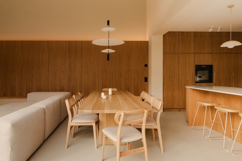 Dom na&nbsp;skraju lasu w&nbsp;Oławie zaprojektowany przez pracownię Habitat. Naturalne materiały, jasne drewno, mikrocement i&nbsp;światło dzienne tworzą spokojne, nowoczesne wnętrze będące przedłużeniem otaczającej przyrody