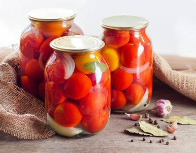 Kiszone pomidory obniżają ciśnienie i wspierają jelita. Jak je zrobić?