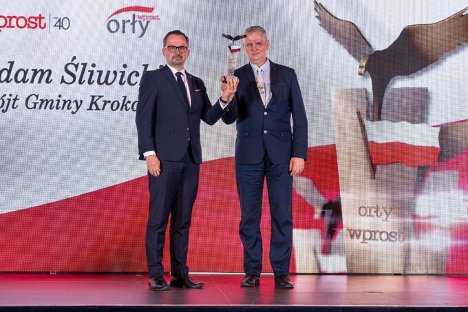 Adam Śliwicki (z prawej) oraz wręczający nagrodę Marcin Horała