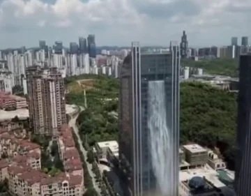 Liebian Mansion. Wieżowiec z wodospadem. Guiyang, Chiny 