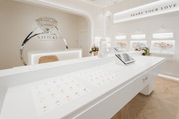 Salon SAVICKI został zaprojektowany z&nbsp;myślą o&nbsp;komforcie i&nbsp;emocjach klient&oacute;w. Ciepłe materiały, stonowana kolorystyka oraz&nbsp;starannie zaplanowane oświetlenie tworzą przestrzeń bardziej przypominającą elegancki salon spotkań niż&nbsp;tradycyjny sklep jubilerski
