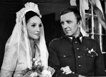Kadr z filmu „Rzeczpospolita babska” 1969. Kadr z filmu „Rzeczpospolita babska” w reżyserii Hieronima Przybyła, n/z Elżbieta Starostecka, Jerzy Turek.