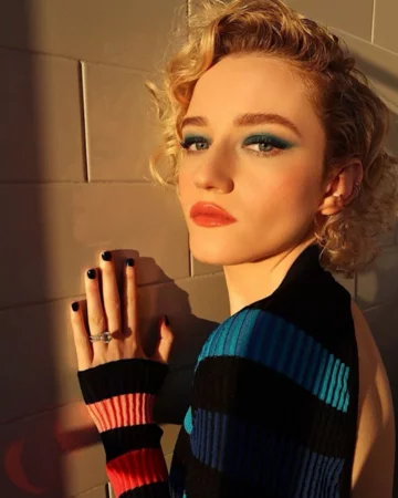 Julia Garner 