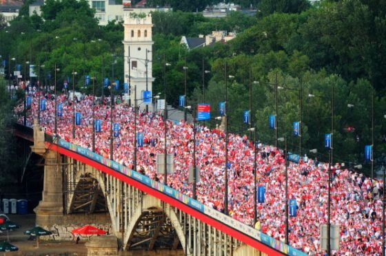 Kibice na moście Poniatowskiego w Warszawie po meczu Grecja-Polska (fot. PAP/Grzegorz Jakubowski)