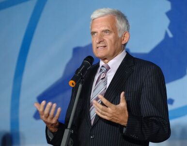 Miniatura: Buzek: skończmy z kulturą życia na kredyt