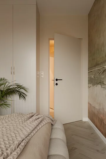 Soft minimalizm w 59-metrowym mieszkaniu w Gdyni – kaszmirowa paleta, angielska jodełka i konsekwentnie zaprojektowane detale autorstwa Agaty Piltz 