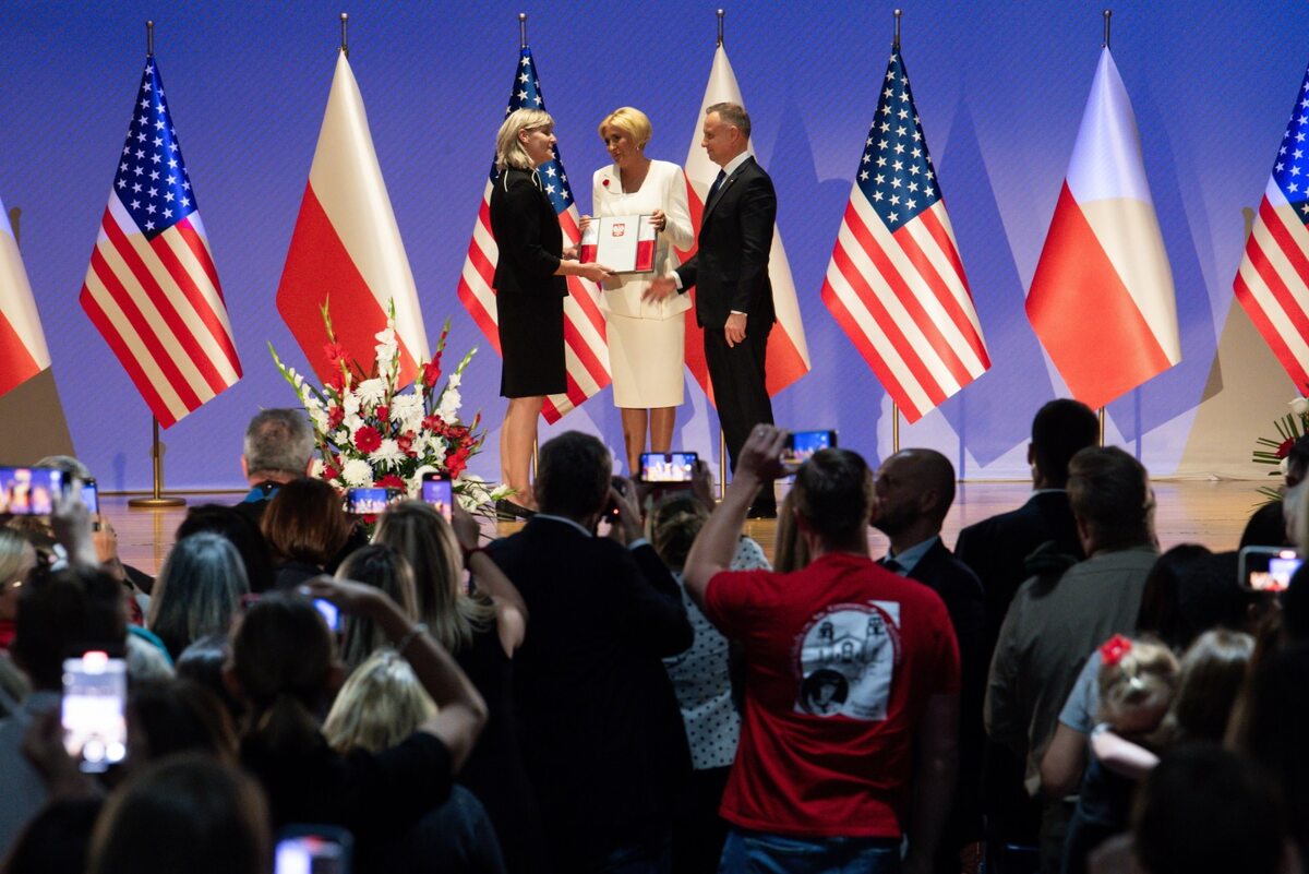 Prezydent RP Andrzej Duda i pierwsza dama RP Agata Kornhauser-Duda na ceremonii wręczenia odznaczeń państwowych podczas spotkania z przedstawicielami Polonii w Nowym Jorku 