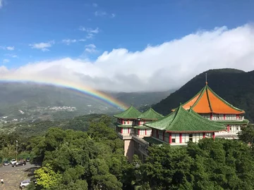 Tęcza nad budynkami kampusu uniwersyteckiego w Tajpej 