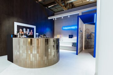 Stoisko Grupa Tubądzin na Salone del Mobile 2026 – immersyjna przestrzeń inspirowana pracownią artysty redefiniuje rolę ceramiki w architekturze 