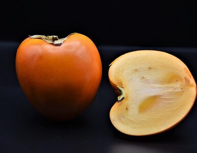 Owoc kaki, czyli persymona. Jakie go jeść i jakie ma właściwości?