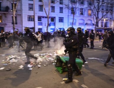 Płonące śmieci i gaz łzawiący. Gwałtowne protesty po decyzji Macrona