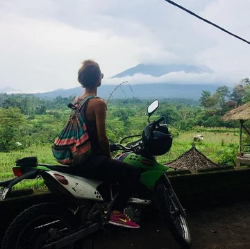 Dymiący wulkan Agung 