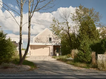 Komfortowy dom nad brzegiem jeziora, projekt MUUK Architecture 