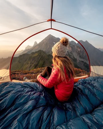 Przezroczysty namiot wpisujący się w trend „transparent camping” 